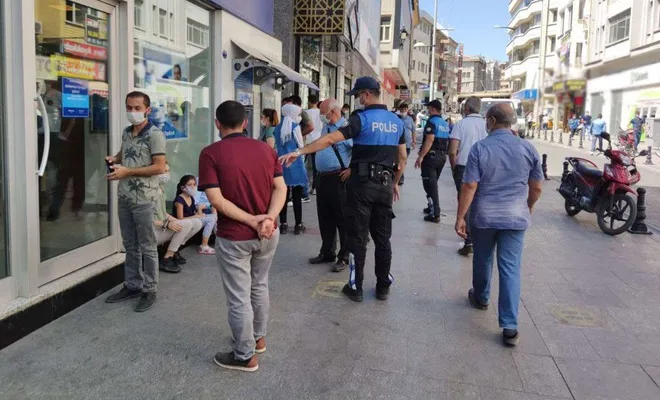 Covid-19 tedbirlerine uymayan 3 bin 445 kişiye para cezası verildi