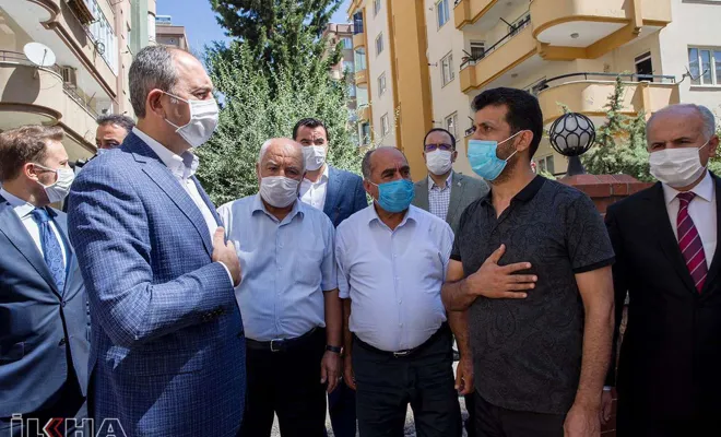 Adalet Bakanı Gül, apartmandan düşerek ölen kızın ailesini ziyaret etti