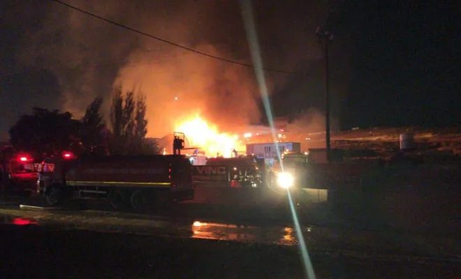 Gaziantep’te ahşap palet fabrikasında yangın çıktı