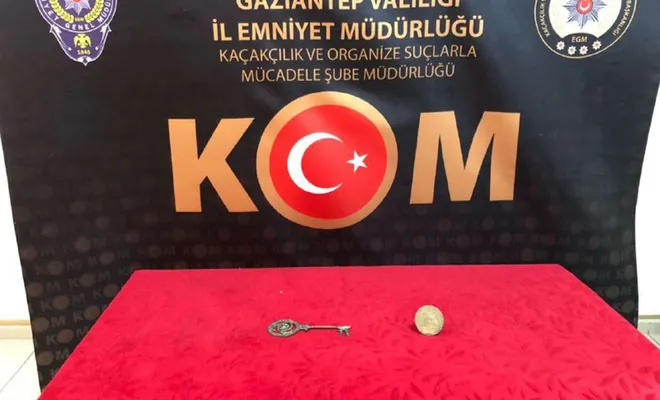 Çalıntı motosikletle yakalanan şüphelilerin üzerinden tarihi eser çıktı