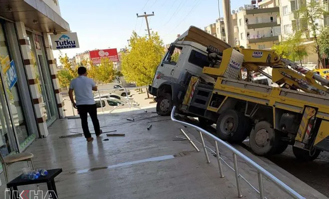 Freni boşalan vinç işyeri merdivenlerine çarparak durdu