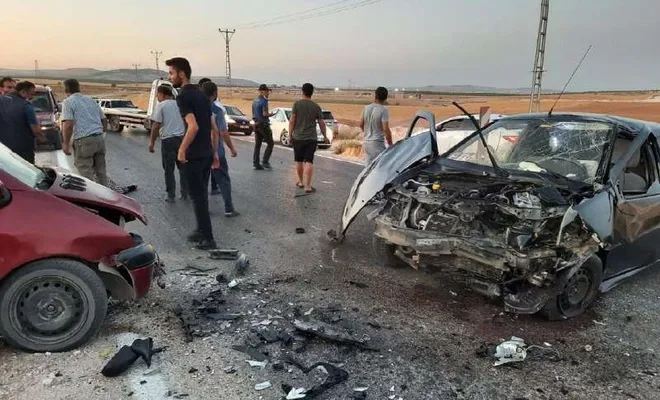 Otomobiller kafa kafaya çarpıştı: 3 yaralı