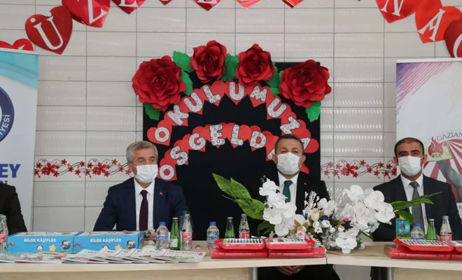 Gaziantep’te öğrencilere eğitim kitabı dağıtıldı