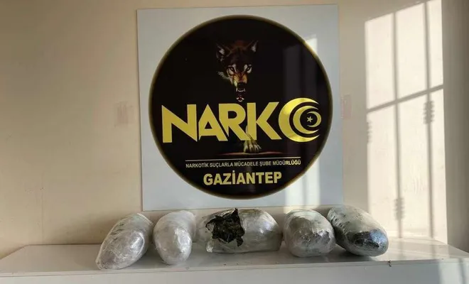 Otobüsteki yolcunun çantasında 20 kilo esrar ele geçirildi