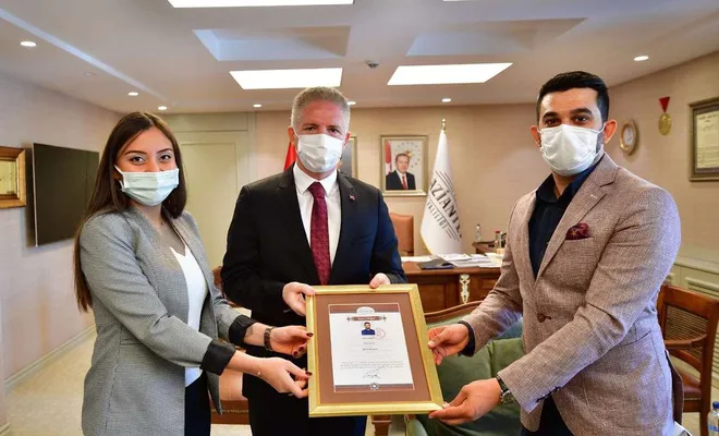 Düğün takılarını satarak öğrencisine televizyon alan öğretmene ödül verildi