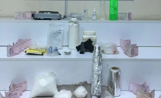 Hamile kılığında uyuşturucu saklayan kadın ve 2 kişi gözaltına alındı