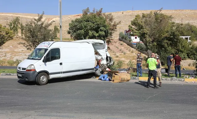Freni boşalan minibüse kamyon çarptı; Bir ağır yaralı