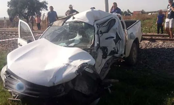 Hemzemin geçitte tren hafif ticari araca çarptı; 2 ölü bir yaralı