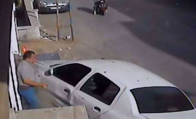 Kontrolden çıkan otomobilin altında kalmaktan son anda kurtuldular