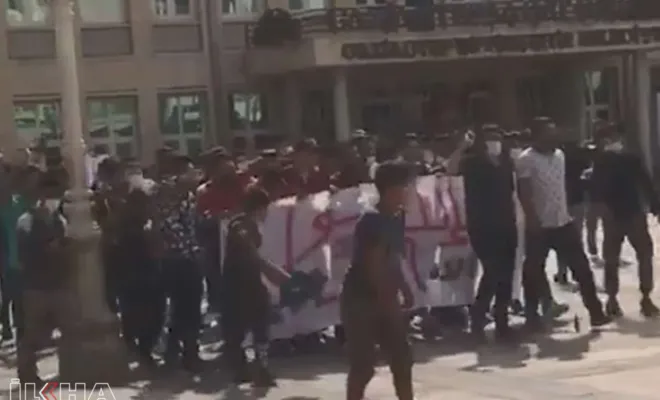 Gaziantep Valiliği, Suriyelilerin Fransa'yı protesto etmek için yürüdüğünü açıkladı