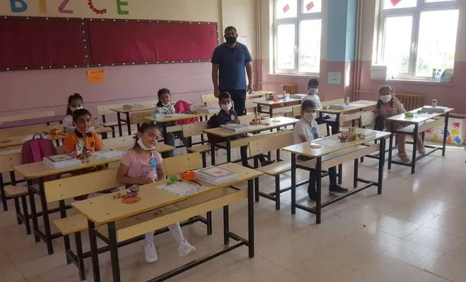 Eğitim sendikaları tedbirler alınarak yüz yüze eğitimin devam etmesini istiyor