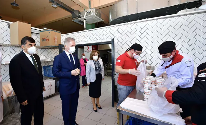 Karantinada olanlara ve ihtiyaç sahiplerine sıcak yemek dağıtılıyor