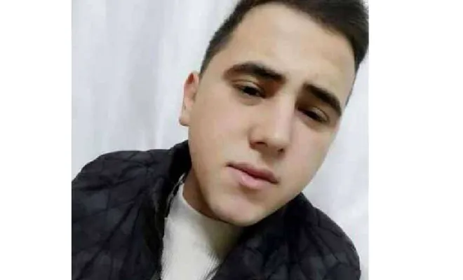 Yolun karşısına geçerken 2 otomobilin çarptığı genç hayatını kaybetti