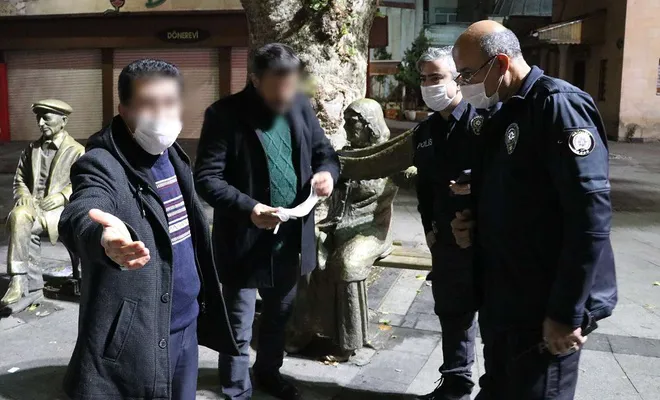 Kısıtlamaya rağmen sokağa çıkarak içki içen 2 kişiye 4 ihlalden para cezası verildi