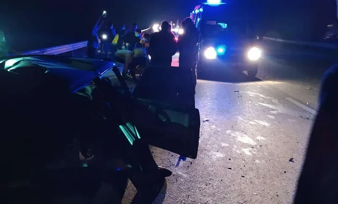 Park halindeki otomobile tır çarptı; Bir ölü 3 yaralı