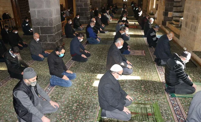 Covid-19 tedbirleri en güzel camilerde uygulanıyor