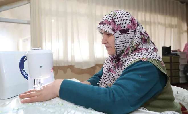 Yaptığı el işleri ile aile ekonomisine katkı sağlıyor
