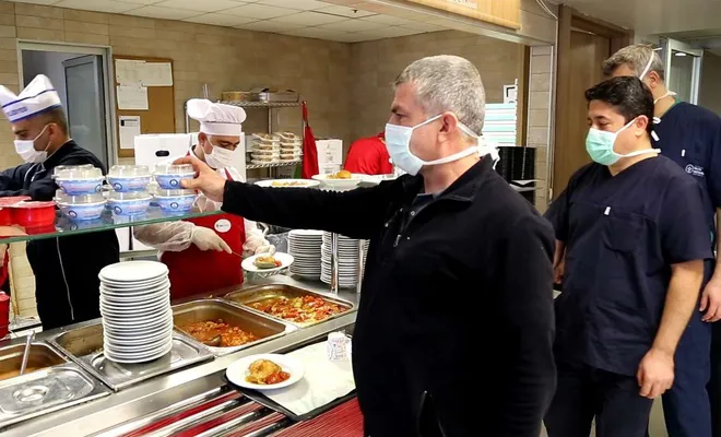 Gaziantep’te sağlık çalışanlarına aşure dağıtıldı