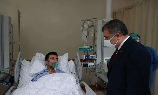 Bakanlar Koca ve Gül yangından kurtulan hastaları ziyaret etti