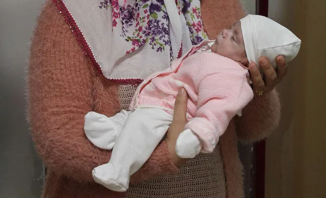 560 gram doğan bebek hayata tutundu