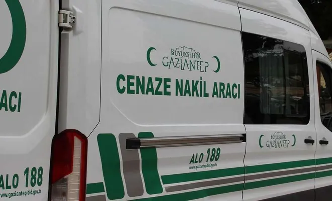 İki otomobil kafa kafaya çarpıştı; Bir ölü 2 yaralı