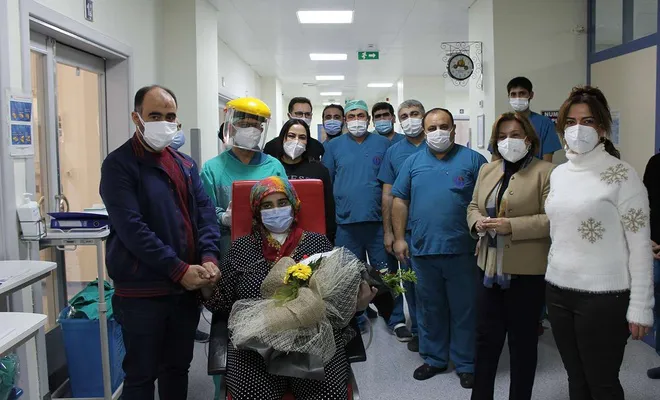 Bir ay süren zorlu tedavi süreçlerinin ardından iki Covid-19 hastası şifa buldu