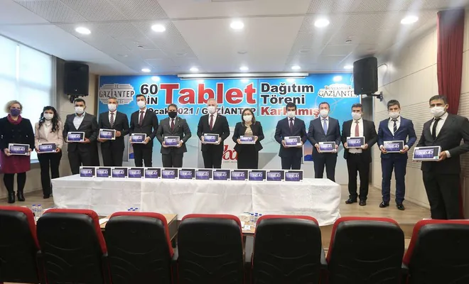 Gaziantep’te öğrencilere ücretiz tablet dağıtımı sürüyor