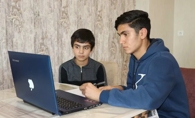 Öğrenciler karnelerini okulda alamamanın hüznünü yaşıyor