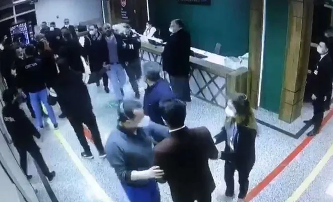 Sağlık çalışanlarına saldırı anı güvenlik kamerasına yansıdı