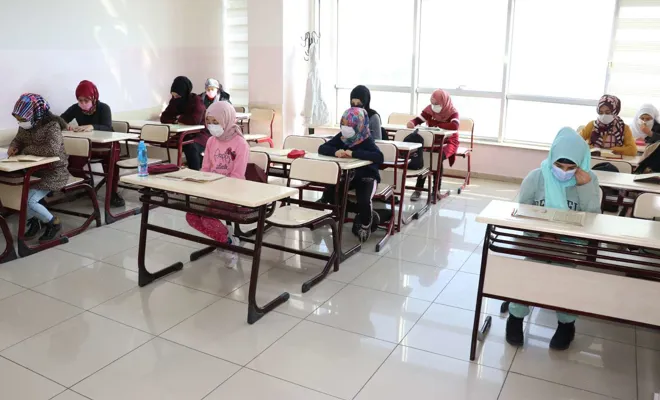 Kur'an kursu öğrencileri derse başlamanın mutluluğunu yaşıyor