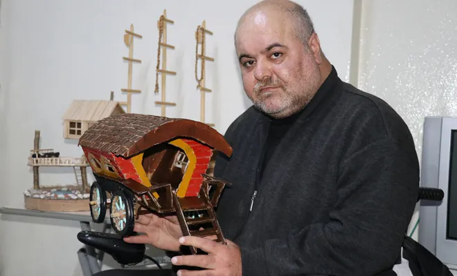 Engelleri aşarak yaptığı tasarımlar geçim kaynağı oldu