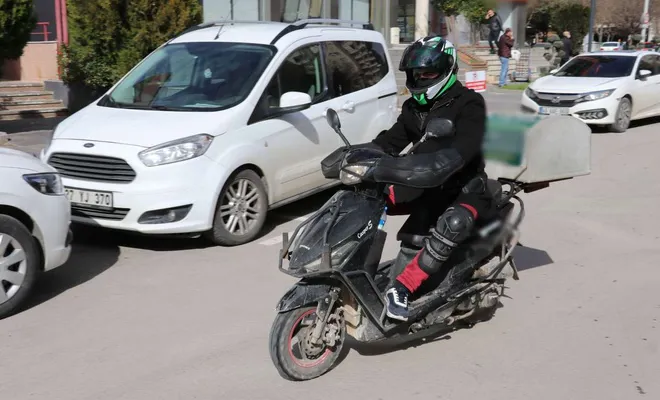 Salgın sürecinde motosikletli kuryelerin iş yükü arttı