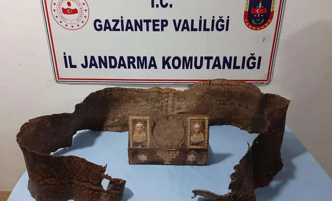 Üzerinde İbranice yazılar bulunan piton yılanı derisi ele geçirildi