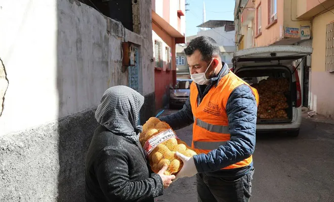 Üreticiden satın alınan patatesler ihtiyaç sahiplerine dağıtıldı