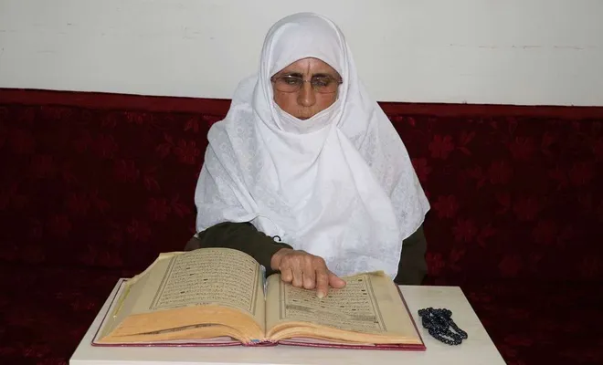 84 yaşındaki Hamide ninenin Kur'an-ı Kerim aşkı imrendiriyor