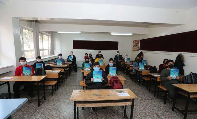 Ortaokul 8’inci sınıf öğrencilerine soru bankası dağıtıldı