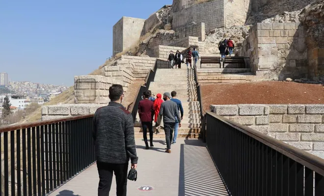 Kısıtlamasız hafta sonunda tarihi Gaziantep Kalesi yoğun ilgi gördü
