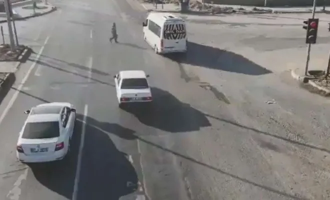 Kırmızı ışıkta geçen sürücülere para cezası