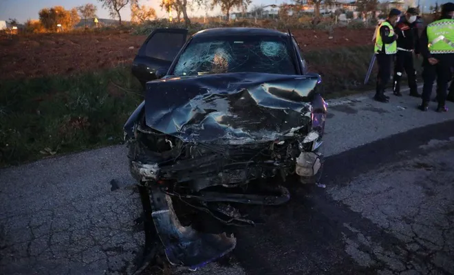 İki araç kafa kafaya çarpıştı: Bir ölü 7 yaralı