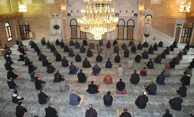 Halk teravih namazını camide kılmak istiyor