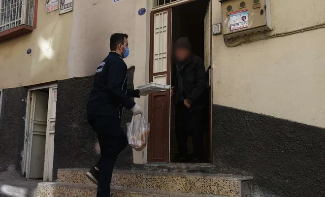 Yardıma muhtaç vatandaşlara sıcak iftar yemeği