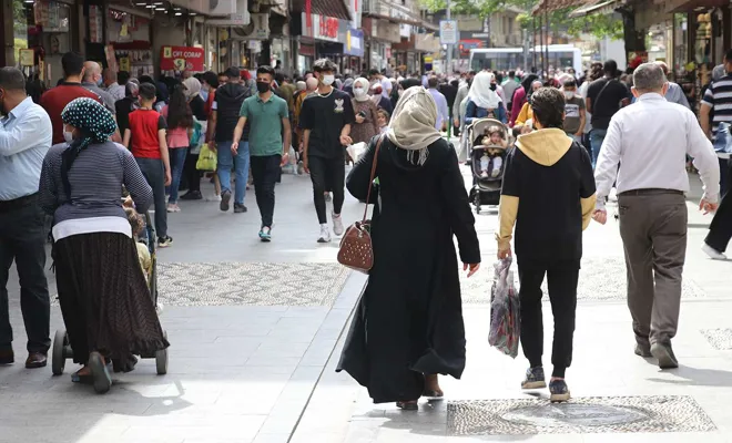 Tam kapanma öncesi çarşılarda oluşan yoğunluk dikkat çekti