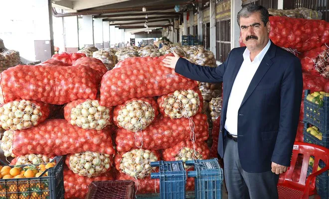 Tonlarca sebze meyve hal esnafının elinde kaldı