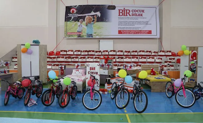 Bayram öncesi yetim ve öksüz çocukların yüzleri güldürüldü