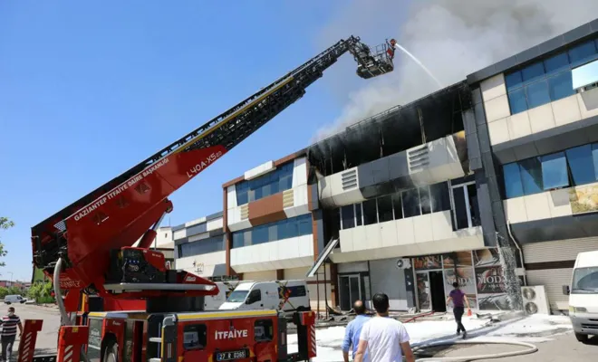 Terlik fabrikasındaki yangında 5 kişi dumandan etkilendi