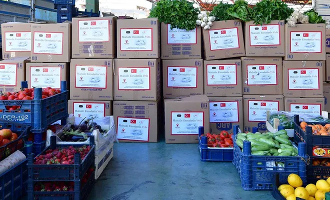 Pazarcıların elinde kalan ürünler halka ücretsiz dağıtıldı