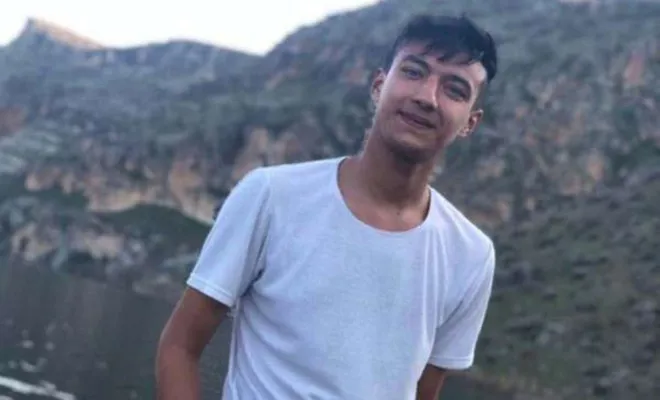 Motosikletiyle park halindeki tıra çarpan genç vefat etti