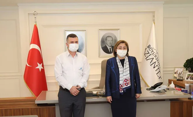 Rahatsızlanan yolcusunu hastaneye götüren otobüs şoförü ödüllendirildi