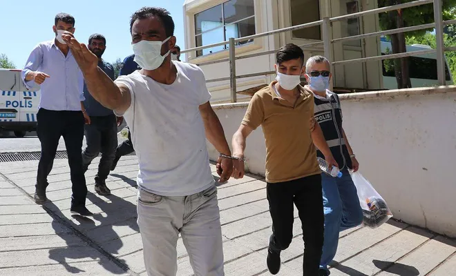 Gazeteciyi darbeden şüpheliler adliyeye sevk edilirkende gazetecileri tehdit etti