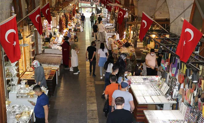 Turist yoğunluğu esnafının yüzünü güldürdü